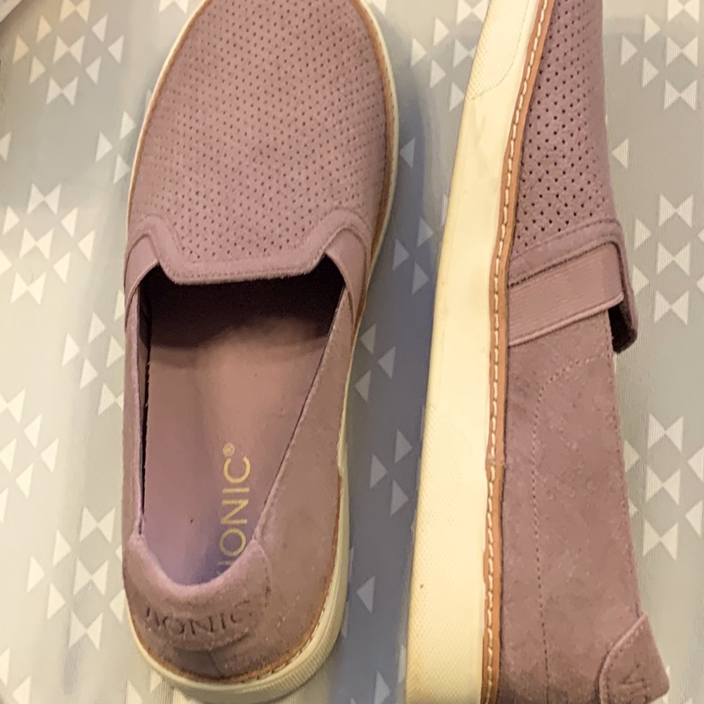 Vionic perf shoes